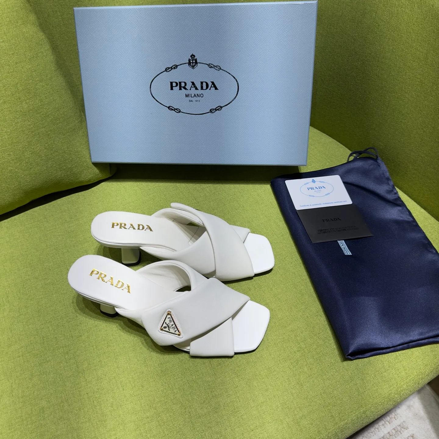 👟👟Ex-factory price 540👟👟 Prada 25ss new style for early spring🔥🔥✨ 🌟 Recommended by major bloggers in Xiaohongshu, developed 1-1 to highlight classic charm. Open molded outsole. Imported mixed breed sheep lining. This sandal embodies a modern design with Nappa leather, a soft-touch padding that accentuates the silhouette. Decorated with an enameled triangle metal logo for added recognition. Enamel-coated metal triangle logo Leather sole decorated with metal letter logo Lacquered heel, height 65 mm Size: 35 to 42 (40-42 customized, non-refundable)